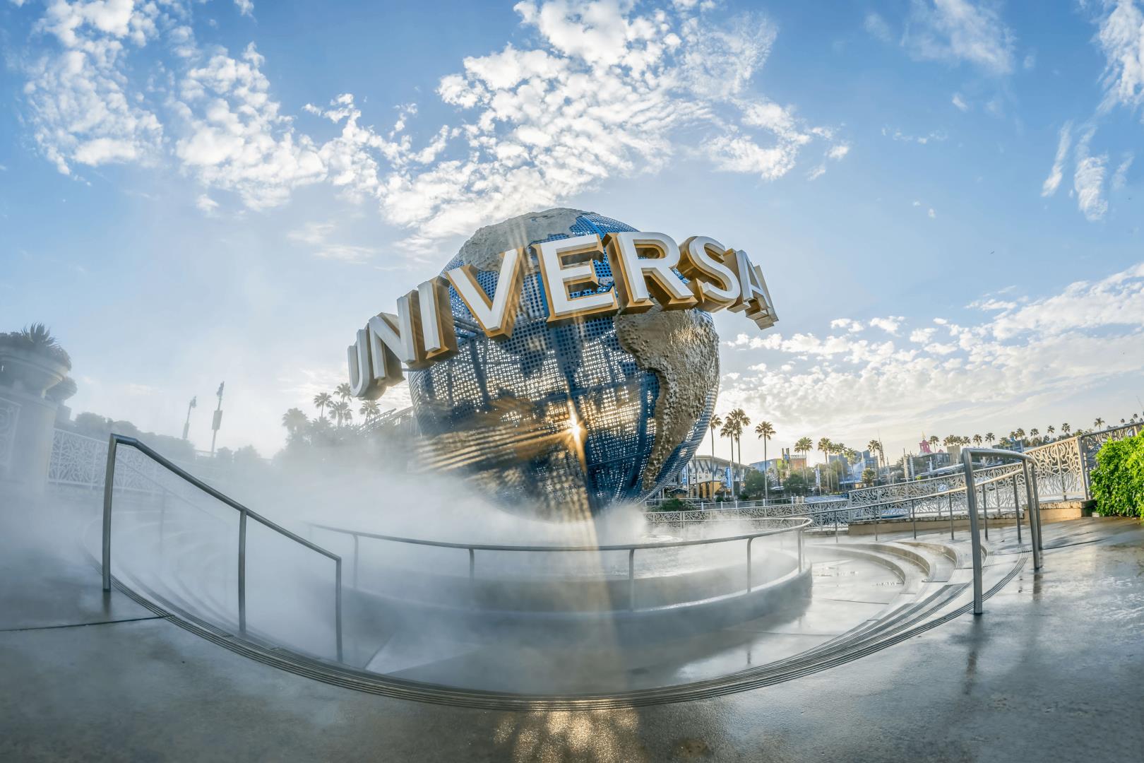 Universal Studios front    entrance sign