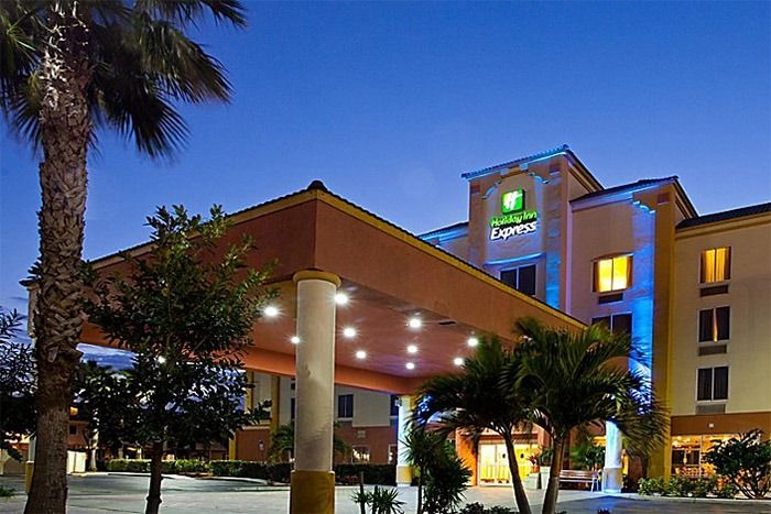 Holiday Inn Express & Suites Cocoa Beach 1